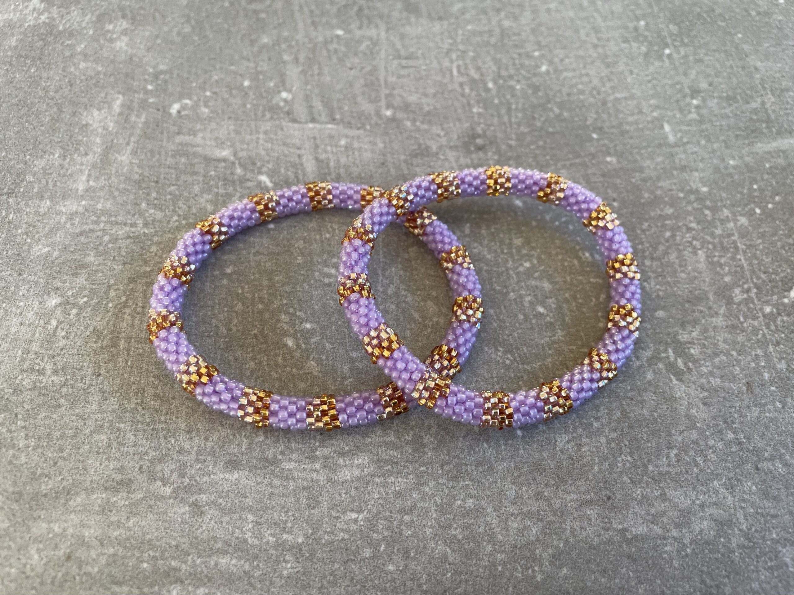 Håndlavet Nepal armbånd med smukke perler, fremstillet perle for perle af kvinder i Nepal. Et farverigt og unikt perlearmbånd fra Winga.