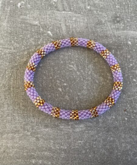 Håndlavet Nepal armbånd med smukke perler, fremstillet perle for perle af kvinder i Nepal. Et farverigt og unikt perlearmbånd fra Winga.