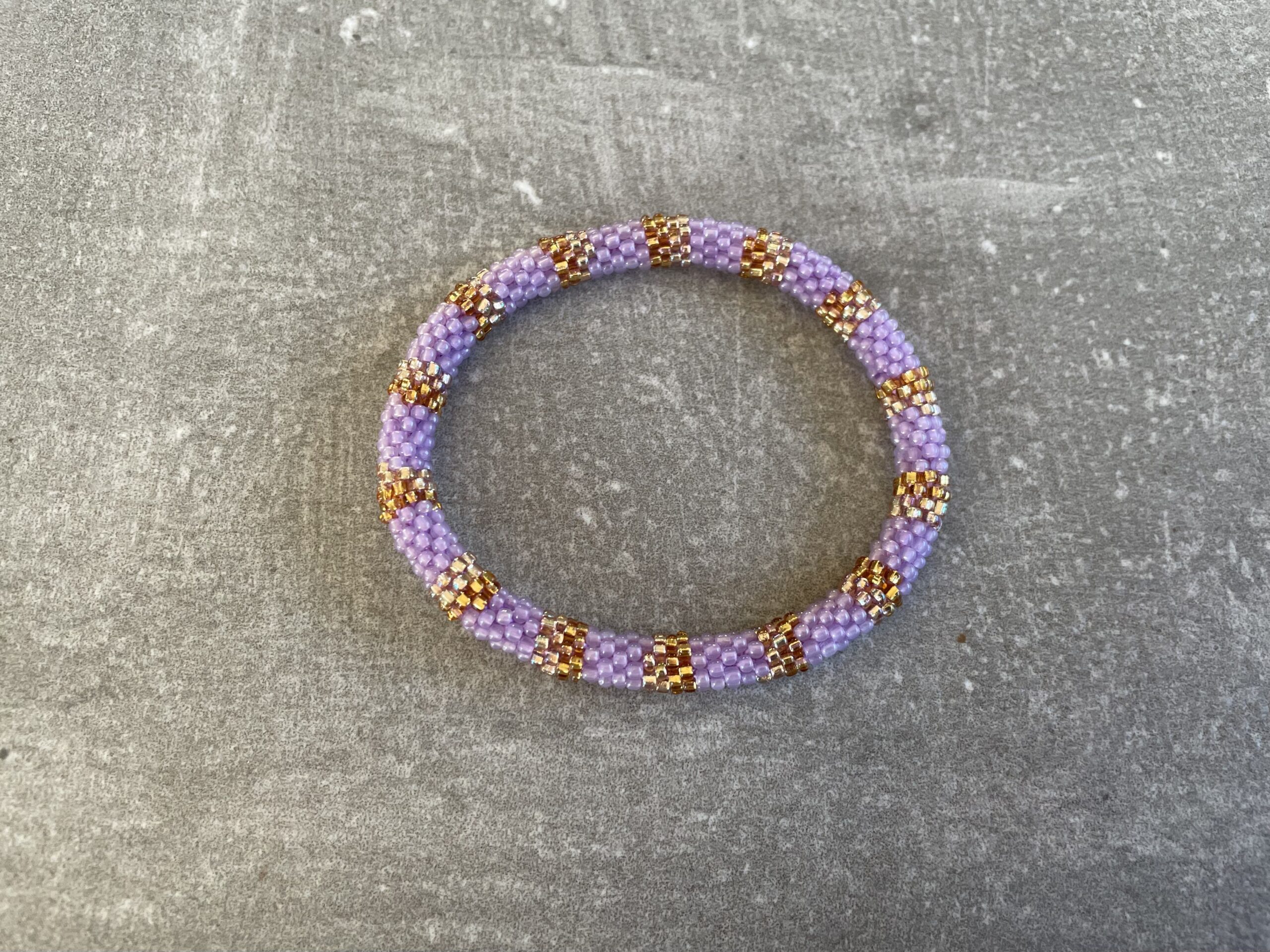 Håndlavet Nepal armbånd med smukke perler, fremstillet perle for perle af kvinder i Nepal. Et farverigt og unikt perlearmbånd fra Winga.