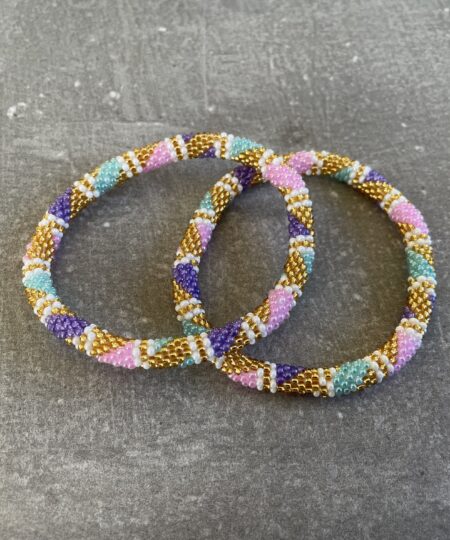 Håndlavet Nepal armbånd med smukke perler, fremstillet perle for perle af kvinder i Nepal. Et farverigt og unikt perlearmbånd fra Winga.