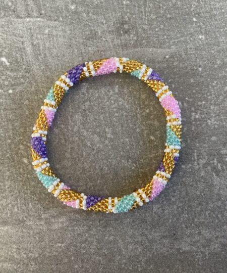 Håndlavet Nepal armbånd med smukke perler, fremstillet perle for perle af kvinder i Nepal. Et farverigt og unikt perlearmbånd fra Winga.