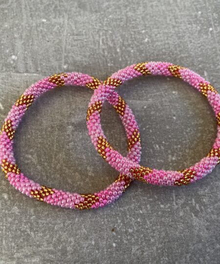 Håndlavet Nepal armbånd med smukke perler, fremstillet perle for perle af kvinder i Nepal. Et farverigt og unikt perlearmbånd fra Winga.