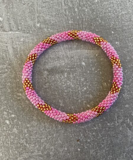 Håndlavet Nepal armbånd med smukke perler, fremstillet perle for perle af kvinder i Nepal. Et farverigt og unikt perlearmbånd fra Winga.