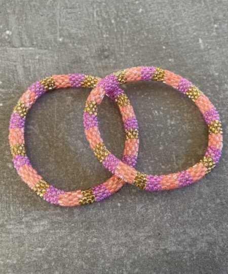 Håndlavet Nepal armbånd med smukke perler, fremstillet perle for perle af kvinder i Nepal. Et farverigt og unikt perlearmbånd fra Winga.