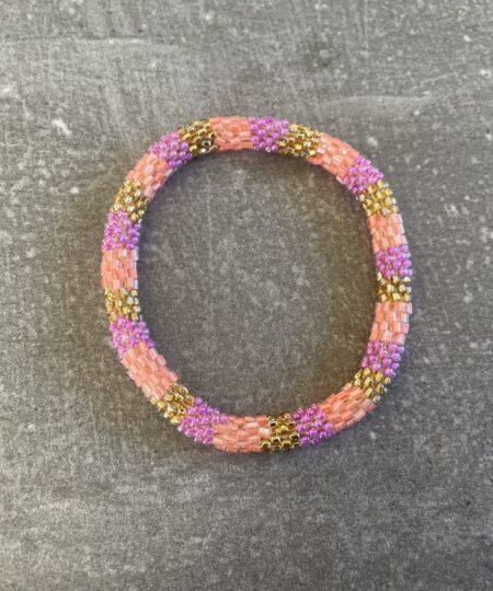 Håndlavet Nepal armbånd med smukke perler, fremstillet perle for perle af kvinder i Nepal. Et farverigt og unikt perlearmbånd fra Winga.