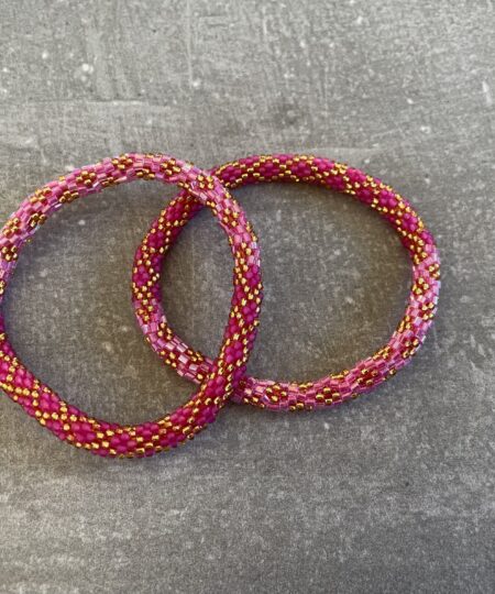 Håndlavet Nepal armbånd med smukke perler, fremstillet perle for perle af kvinder i Nepal. Et farverigt og unikt perlearmbånd fra Winga.
