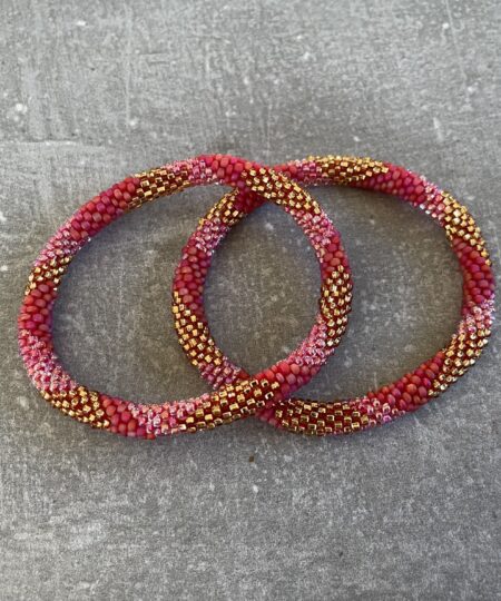 Håndlavet Nepal armbånd med smukke perler, fremstillet perle for perle af kvinder i Nepal. Et farverigt og unikt perlearmbånd fra Winga.