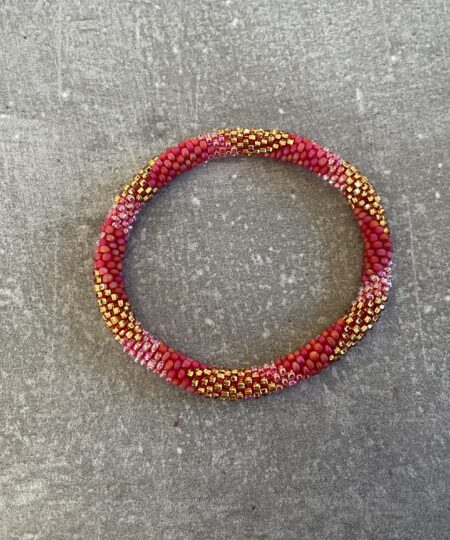 Håndlavet Nepal armbånd med smukke perler, fremstillet perle for perle af kvinder i Nepal. Et farverigt og unikt perlearmbånd fra Winga.