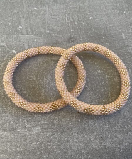 Håndlavet Nepal armbånd med smukke perler, fremstillet perle for perle af kvinder i Nepal. Et farverigt og unikt perlearmbånd fra Winga.