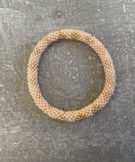Håndlavet Nepal armbånd med smukke perler, fremstillet perle for perle af kvinder i Nepal. Et farverigt og unikt perlearmbånd fra Winga.