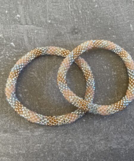 Håndlavet Nepal armbånd med smukke perler, fremstillet perle for perle af kvinder i Nepal. Et farverigt og unikt perlearmbånd fra Winga.