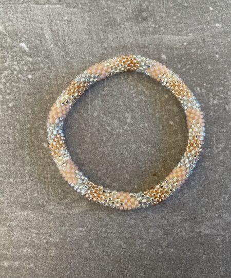 Håndlavet Nepal armbånd med smukke perler, fremstillet perle for perle af kvinder i Nepal. Et farverigt og unikt perlearmbånd fra Winga.