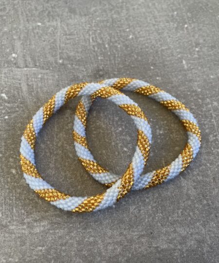 Håndlavet Nepal armbånd med smukke perler, fremstillet perle for perle af kvinder i Nepal. Et farverigt og unikt perlearmbånd fra Winga.