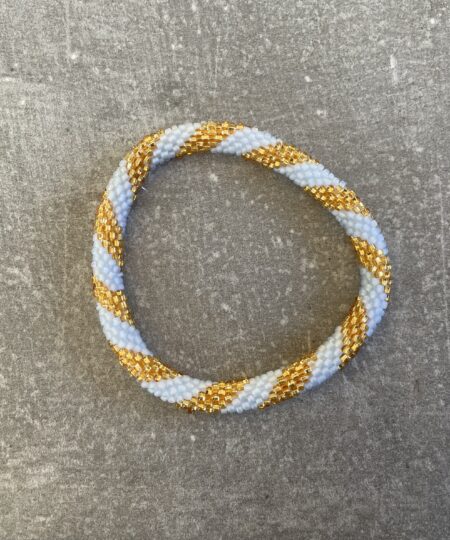 Håndlavet Nepal armbånd med smukke perler, fremstillet perle for perle af kvinder i Nepal. Et farverigt og unikt perlearmbånd fra Winga.