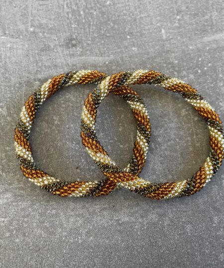 Håndlavet Nepal armbånd med smukke perler, fremstillet perle for perle af kvinder i Nepal. Et farverigt og unikt perlearmbånd fra Winga.