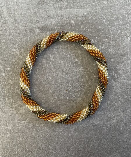 Håndlavet Nepal armbånd med smukke perler, fremstillet perle for perle af kvinder i Nepal. Et farverigt og unikt perlearmbånd fra Winga.