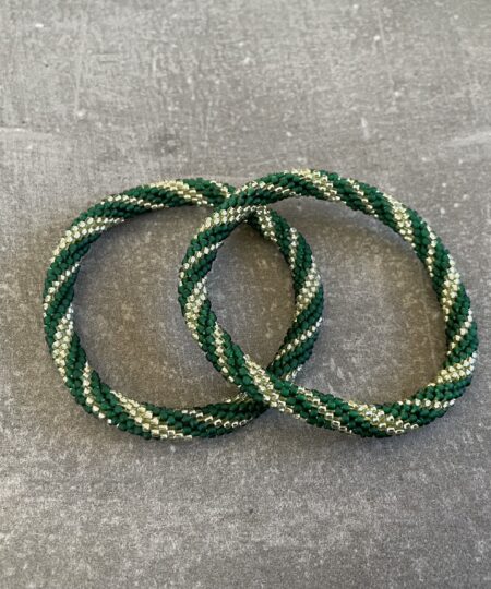 Håndlavet Nepal armbånd med smukke perler, fremstillet perle for perle af kvinder i Nepal. Et farverigt og unikt perlearmbånd fra Winga.