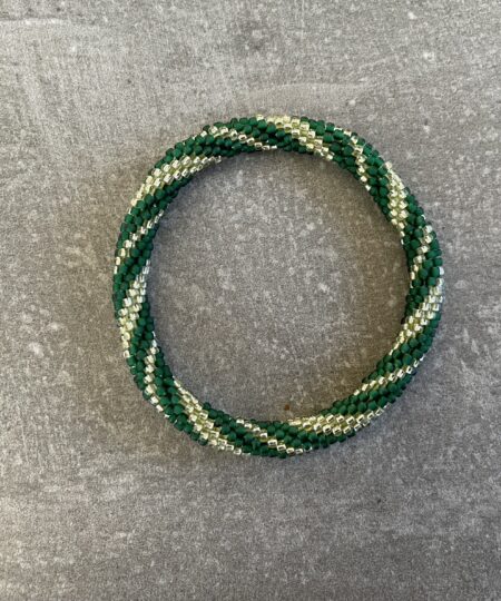 Håndlavet Nepal armbånd med smukke perler, fremstillet perle for perle af kvinder i Nepal. Et farverigt og unikt perlearmbånd fra Winga.