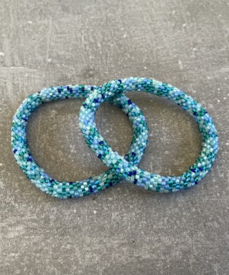 Håndlavet Nepal armbånd med smukke perler, fremstillet perle for perle af kvinder i Nepal. Et farverigt og unikt perlearmbånd fra Winga.