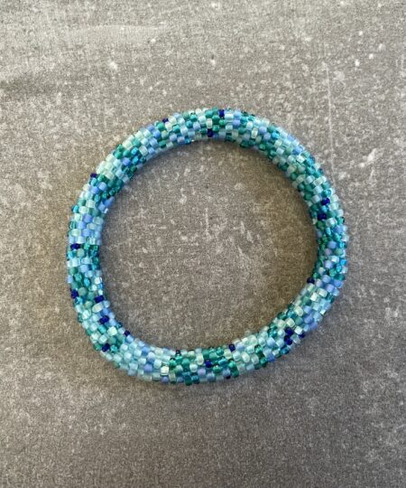 Håndlavet Nepal armbånd med smukke perler, fremstillet perle for perle af kvinder i Nepal. Et farverigt og unikt perlearmbånd fra Winga.