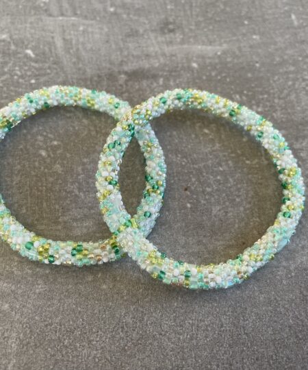 Håndlavet Nepal armbånd med smukke perler, fremstillet perle for perle af kvinder i Nepal. Et farverigt og unikt perlearmbånd fra Winga.
