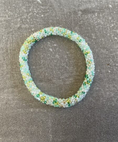 Håndlavet Nepal armbånd med smukke perler, fremstillet perle for perle af kvinder i Nepal. Et farverigt og unikt perlearmbånd fra Winga.