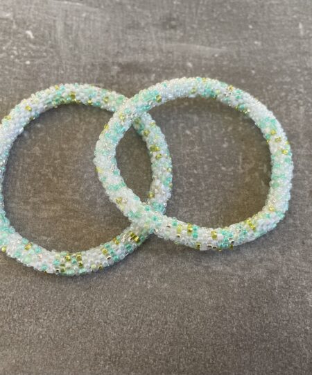 Håndlavet Nepal armbånd med smukke perler, fremstillet perle for perle af kvinder i Nepal. Et farverigt og unikt perlearmbånd fra Winga.