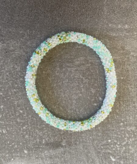 Håndlavet Nepal armbånd med smukke perler, fremstillet perle for perle af kvinder i Nepal. Et farverigt og unikt perlearmbånd fra Winga.