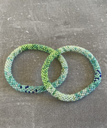 Håndlavet Nepal armbånd med smukke perler, fremstillet perle for perle af kvinder i Nepal. Et farverigt og unikt perlearmbånd fra Winga.