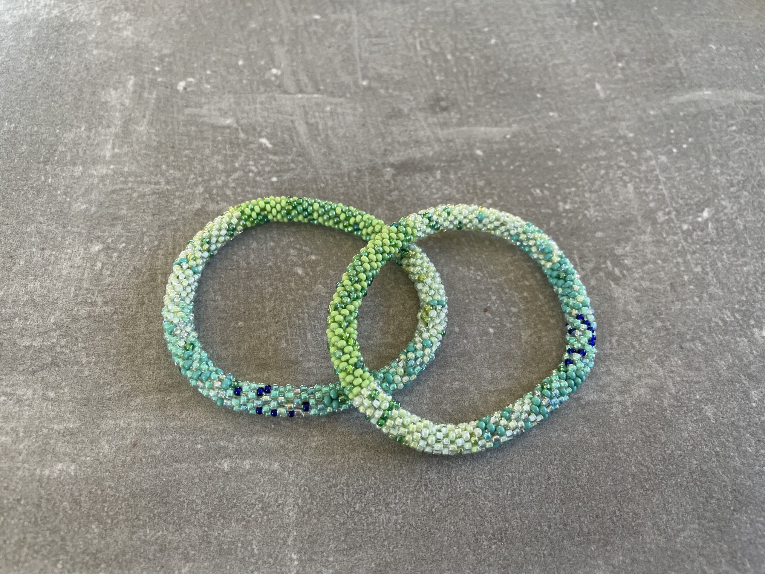 Håndlavet Nepal armbånd med smukke perler, fremstillet perle for perle af kvinder i Nepal. Et farverigt og unikt perlearmbånd fra Winga.