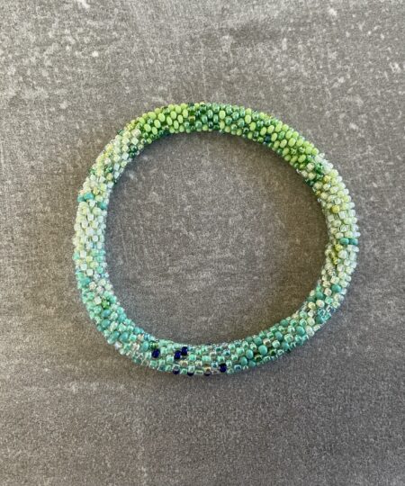 Håndlavet Nepal armbånd med smukke perler, fremstillet perle for perle af kvinder i Nepal. Et farverigt og unikt perlearmbånd fra Winga.