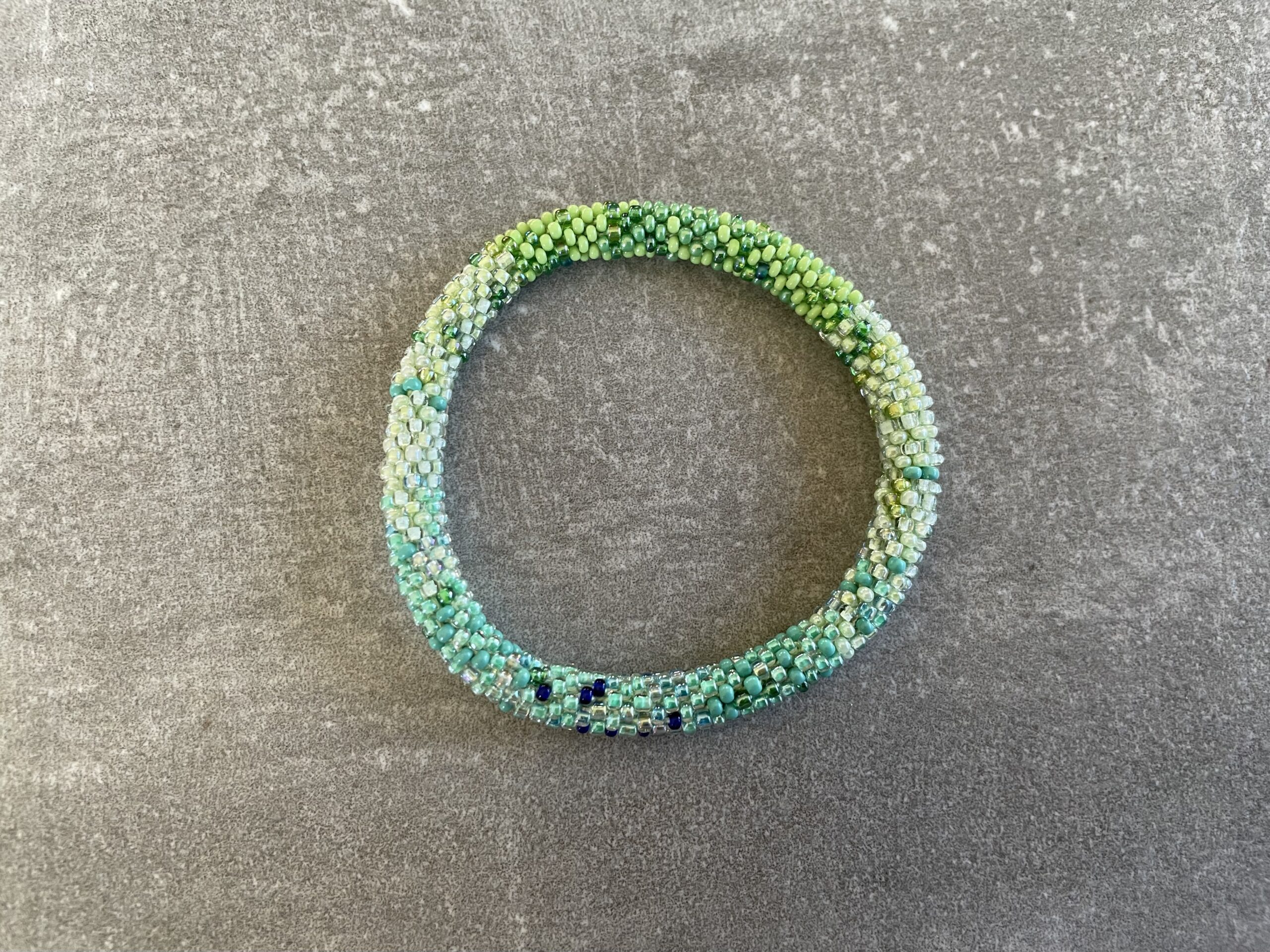 Håndlavet Nepal armbånd med smukke perler, fremstillet perle for perle af kvinder i Nepal. Et farverigt og unikt perlearmbånd fra Winga.