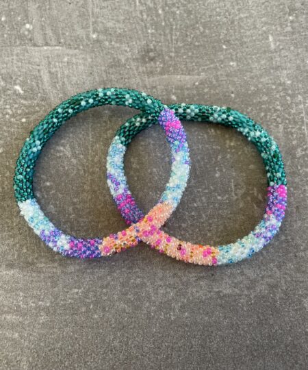 Håndlavet Nepal armbånd med smukke perler, fremstillet perle for perle af kvinder i Nepal. Et farverigt og unikt perlearmbånd fra Winga.