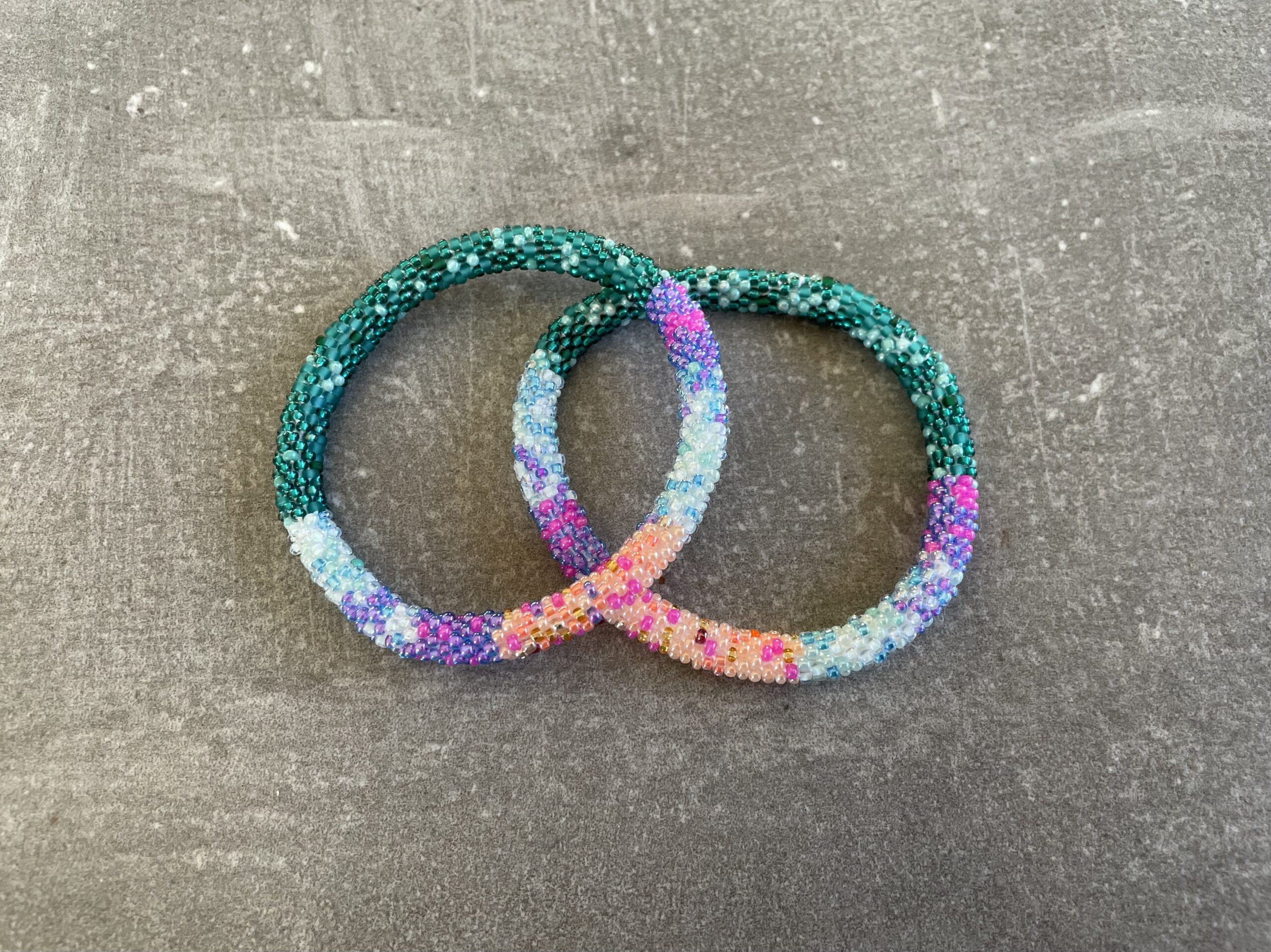 Håndlavet Nepal armbånd med smukke perler, fremstillet perle for perle af kvinder i Nepal. Et farverigt og unikt perlearmbånd fra Winga.