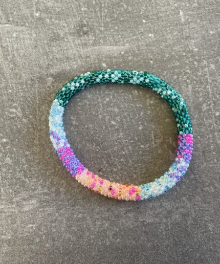 Håndlavet Nepal armbånd med smukke perler, fremstillet perle for perle af kvinder i Nepal. Et farverigt og unikt perlearmbånd fra Winga.