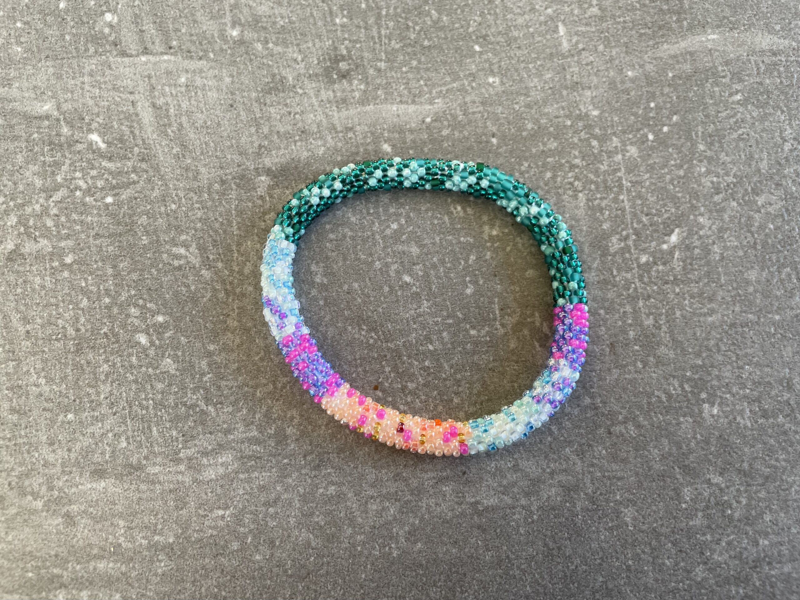 Håndlavet Nepal armbånd med smukke perler, fremstillet perle for perle af kvinder i Nepal. Et farverigt og unikt perlearmbånd fra Winga.