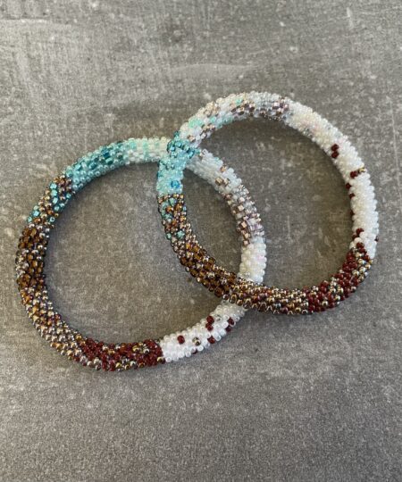 Håndlavet Nepal armbånd med smukke perler, fremstillet perle for perle af kvinder i Nepal. Et farverigt og unikt perlearmbånd fra Winga.