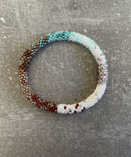 Håndlavet Nepal armbånd med smukke perler, fremstillet perle for perle af kvinder i Nepal. Et farverigt og unikt perlearmbånd fra Winga.