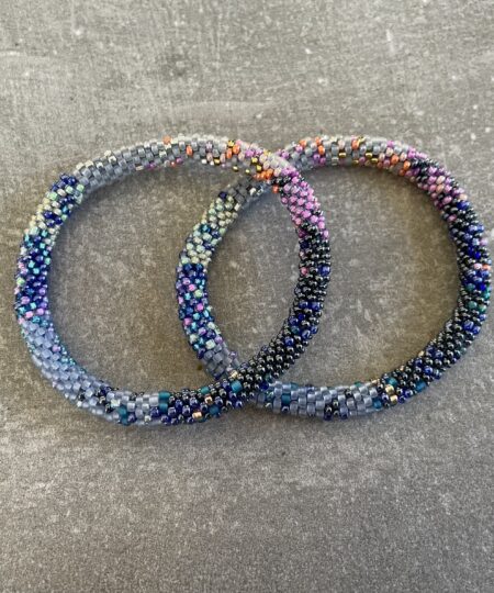 Håndlavet Nepal armbånd med smukke perler, fremstillet perle for perle af kvinder i Nepal. Et farverigt og unikt perlearmbånd fra Winga.