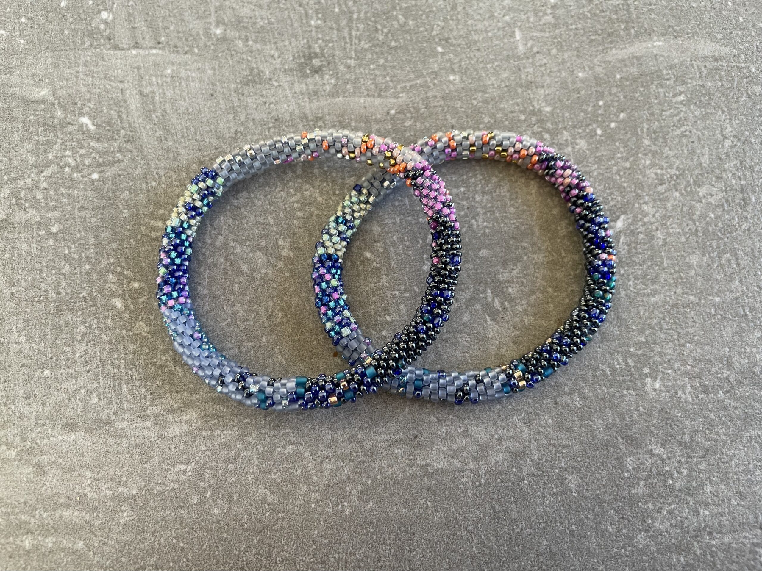 Håndlavet Nepal armbånd med smukke perler, fremstillet perle for perle af kvinder i Nepal. Et farverigt og unikt perlearmbånd fra Winga.