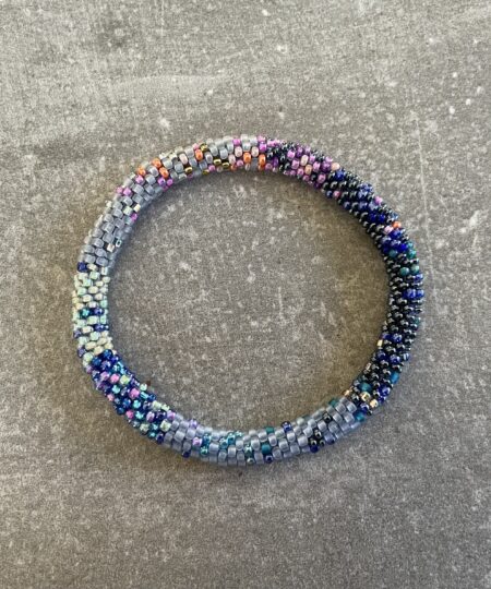 Håndlavet Nepal armbånd med smukke perler, fremstillet perle for perle af kvinder i Nepal. Et farverigt og unikt perlearmbånd fra Winga.