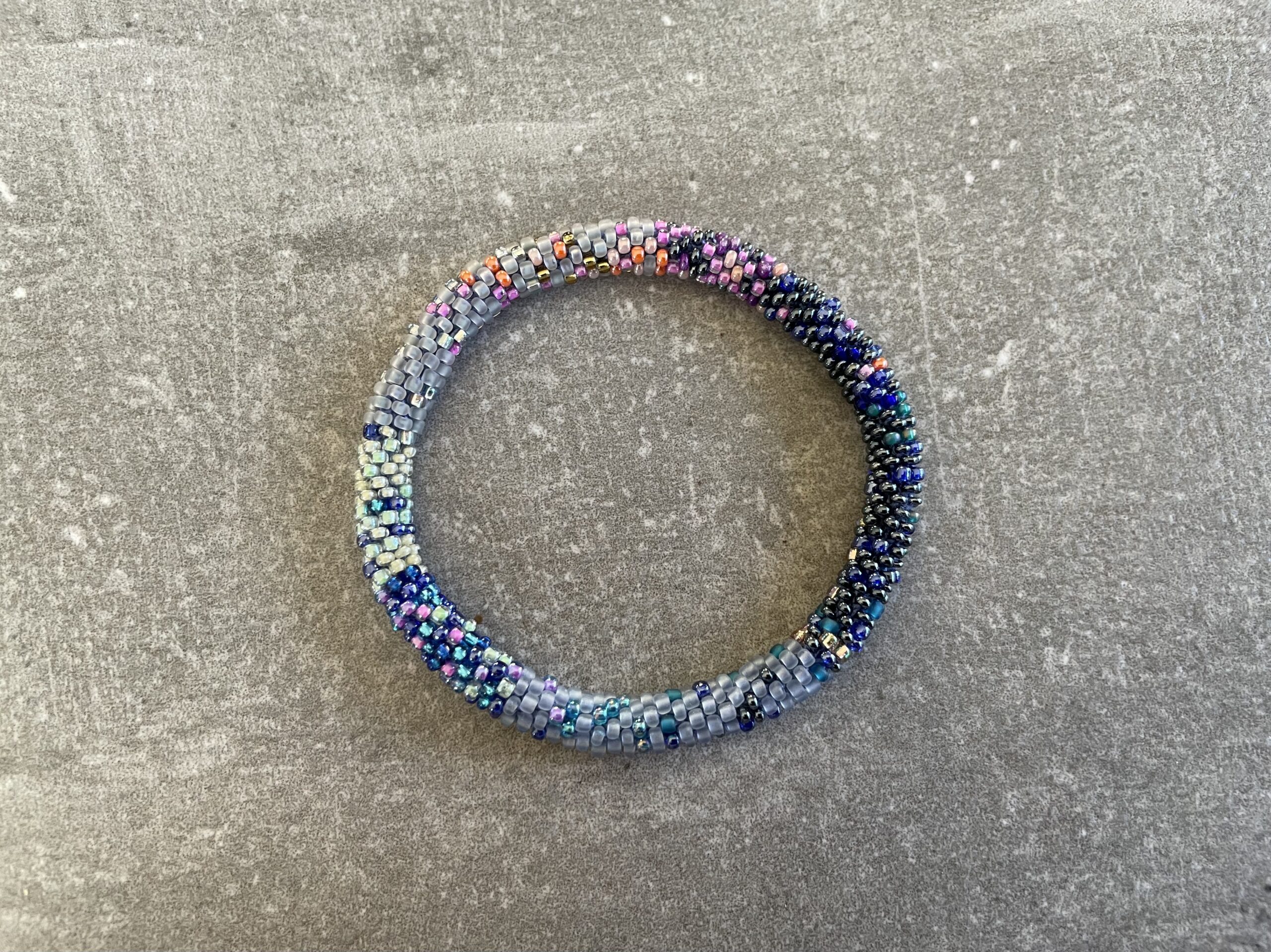 Håndlavet Nepal armbånd med smukke perler, fremstillet perle for perle af kvinder i Nepal. Et farverigt og unikt perlearmbånd fra Winga.