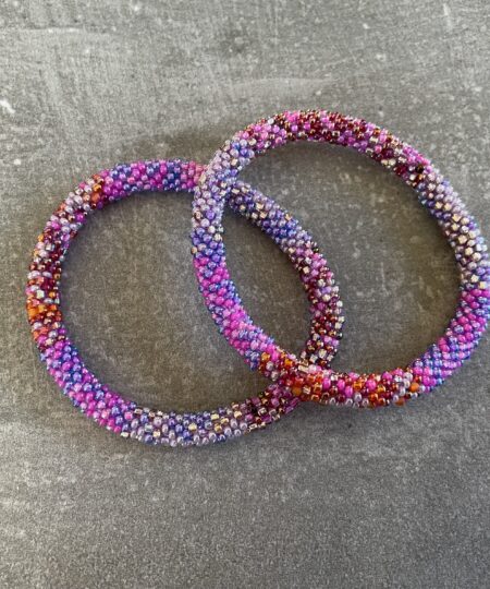Håndlavet Nepal armbånd med smukke perler, fremstillet perle for perle af kvinder i Nepal. Et farverigt og unikt perlearmbånd fra Winga.