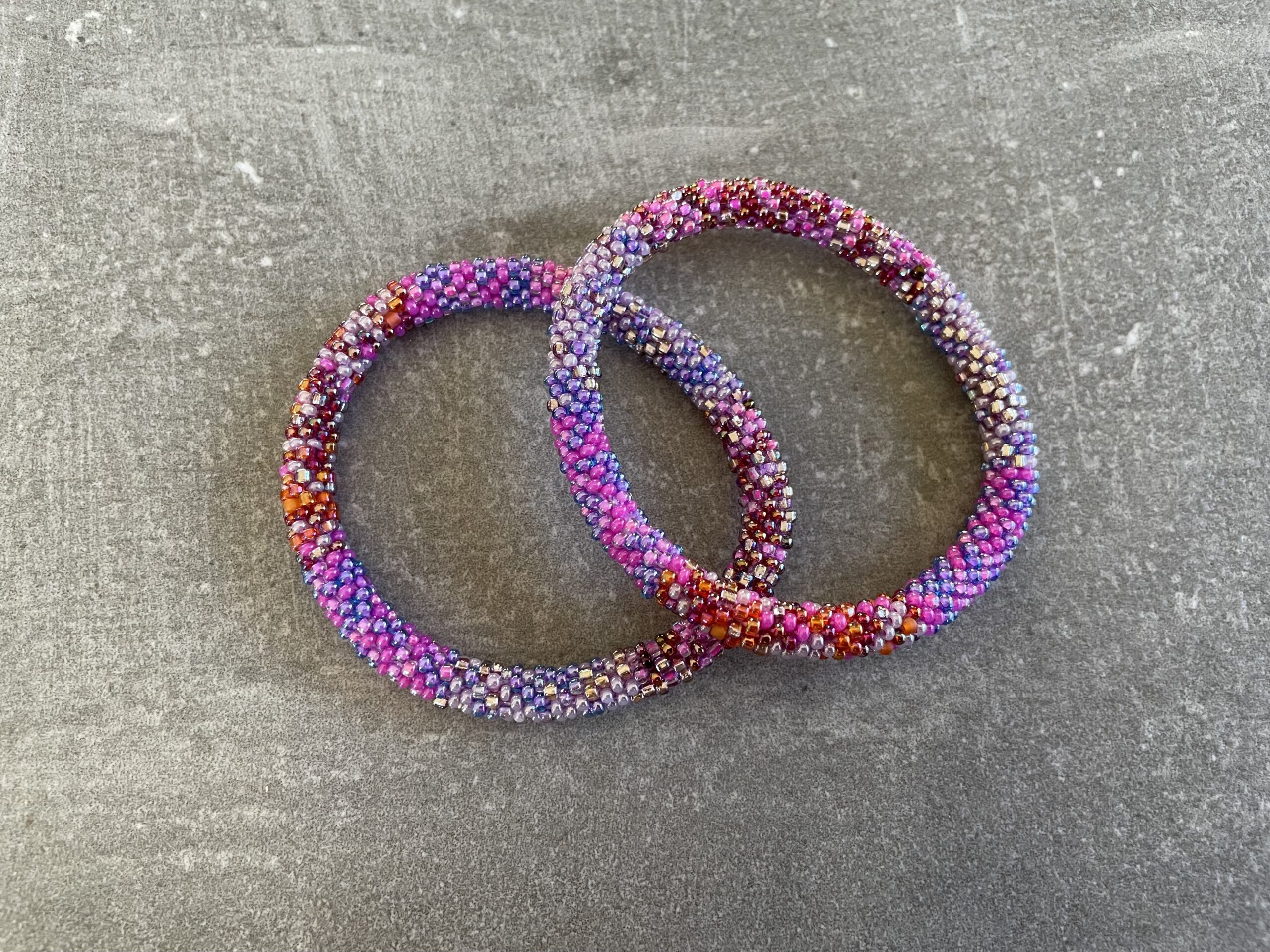 Håndlavet Nepal armbånd med smukke perler, fremstillet perle for perle af kvinder i Nepal. Et farverigt og unikt perlearmbånd fra Winga.