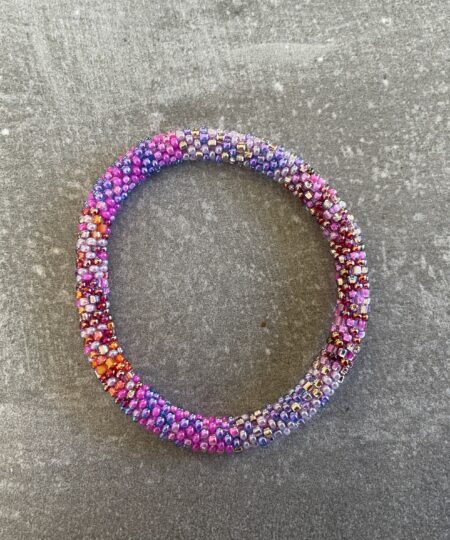 Håndlavet Nepal armbånd med smukke perler, fremstillet perle for perle af kvinder i Nepal. Et farverigt og unikt perlearmbånd fra Winga.