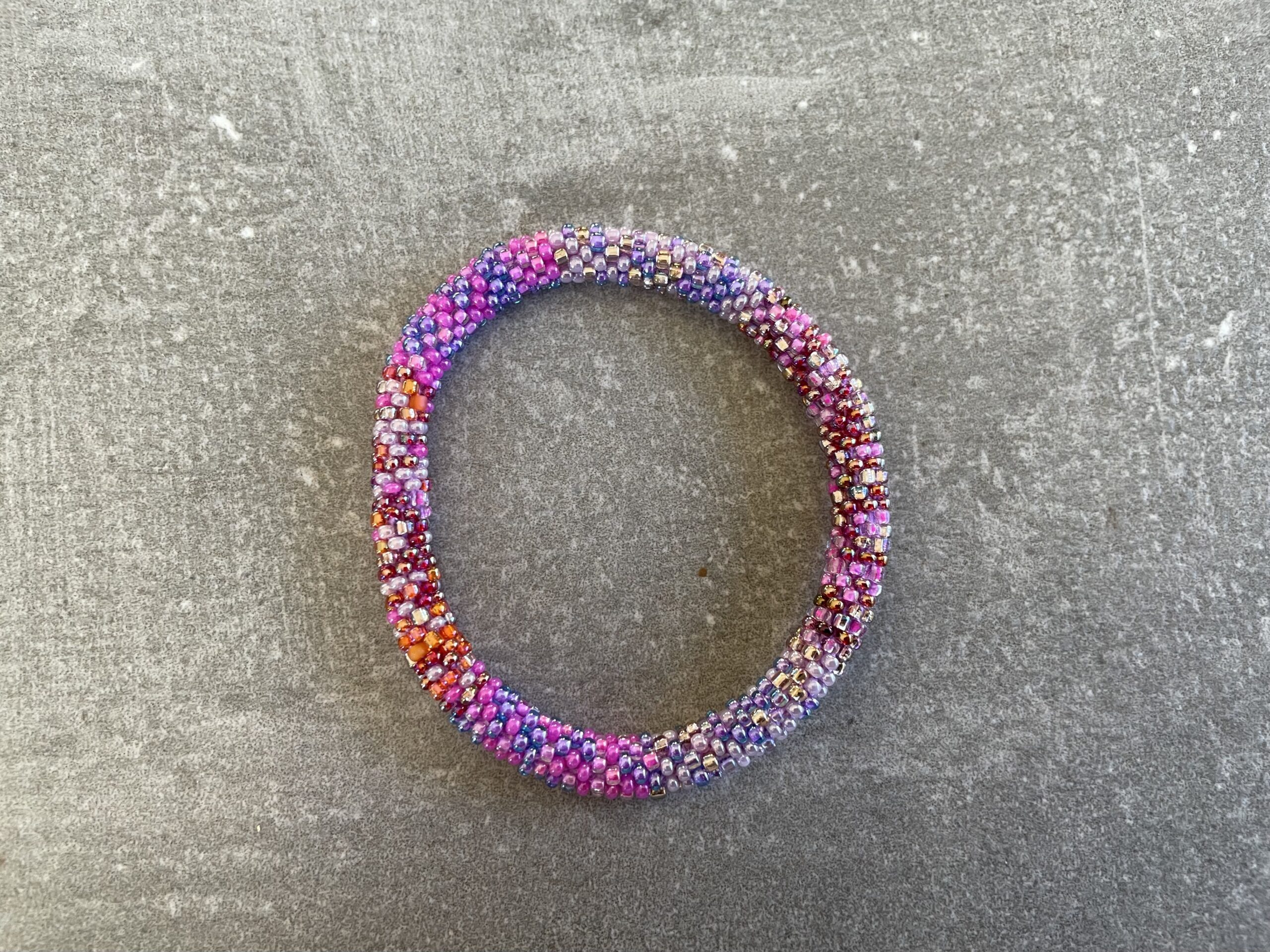 Håndlavet Nepal armbånd med smukke perler, fremstillet perle for perle af kvinder i Nepal. Et farverigt og unikt perlearmbånd fra Winga.