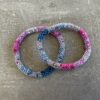 Håndlavet Nepal armbånd med smukke perler, fremstillet perle for perle af kvinder i Nepal. Et farverigt og unikt perlearmbånd fra Winga.