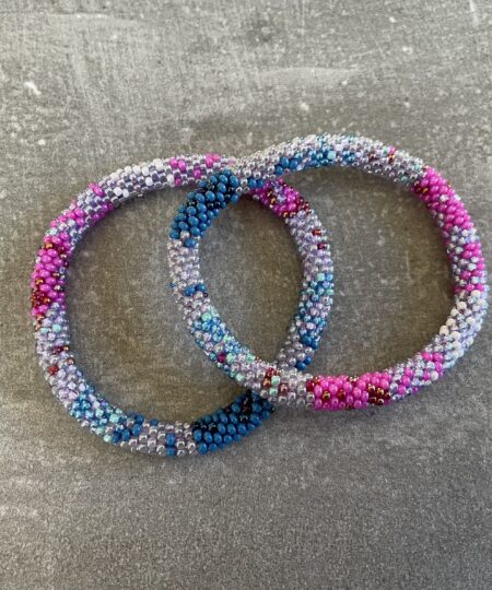 Håndlavet Nepal armbånd med smukke perler, fremstillet perle for perle af kvinder i Nepal. Et farverigt og unikt perlearmbånd fra Winga.