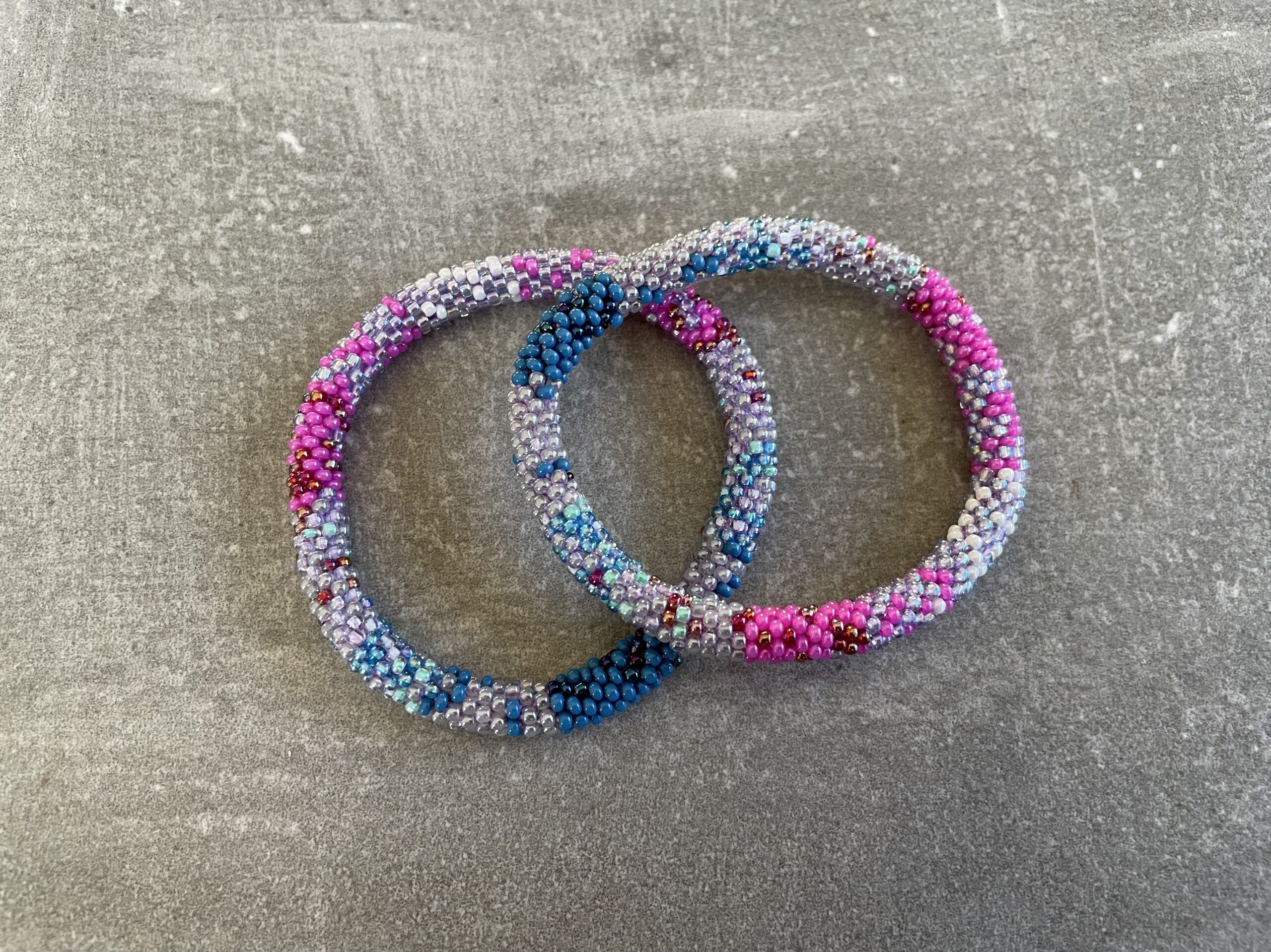 Håndlavet Nepal armbånd med smukke perler, fremstillet perle for perle af kvinder i Nepal. Et farverigt og unikt perlearmbånd fra Winga.
