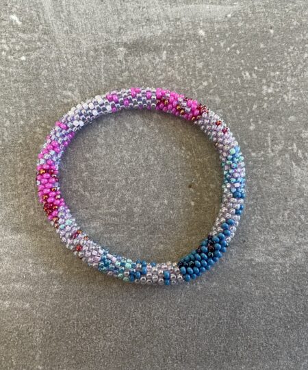 Håndlavet Nepal armbånd med smukke perler, fremstillet perle for perle af kvinder i Nepal. Et farverigt og unikt perlearmbånd fra Winga.